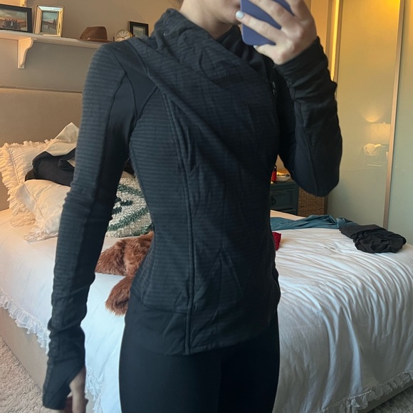 ✨LULULEMON ASYMMETRICAL BLACK JACKET - Picture 3 of 9